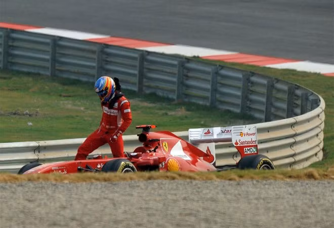 Động cơ của chiếc Ferrari có vấn đề trên đường đua Ấn Độ…