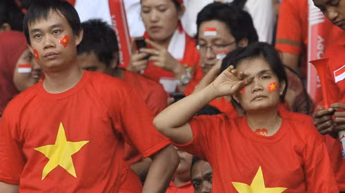 CĐV đã khóc khi chứng kiến trận thua 1-4 của tuyển U-23 VN trước U-23 Myanmar.