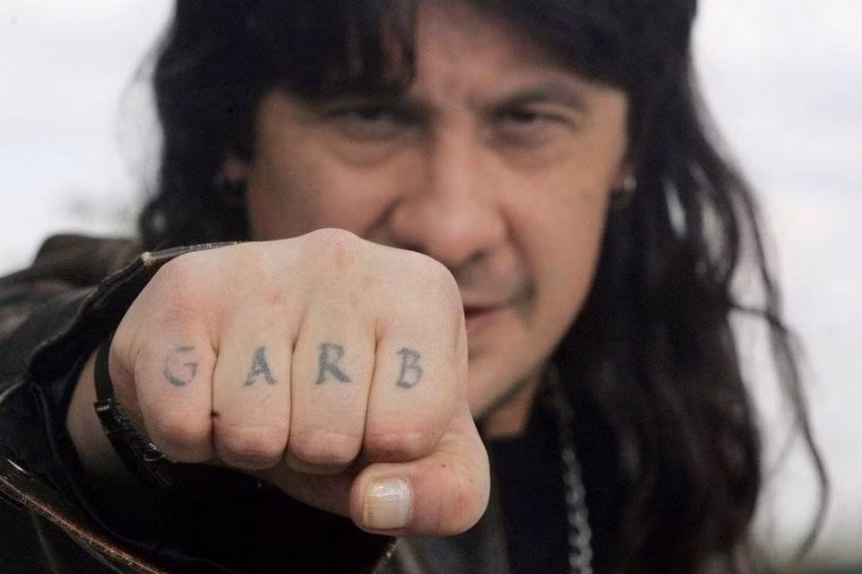 Cựu thủ môn Germán Burgos xăm chữ “Garb”. Anh có một ban nhạc rock với tên gọi The Garb. Cựu thủ môn Germán Burgos xăm chữ “Garb”. Anh có một ban nhạc rock với tên gọi The Garb.