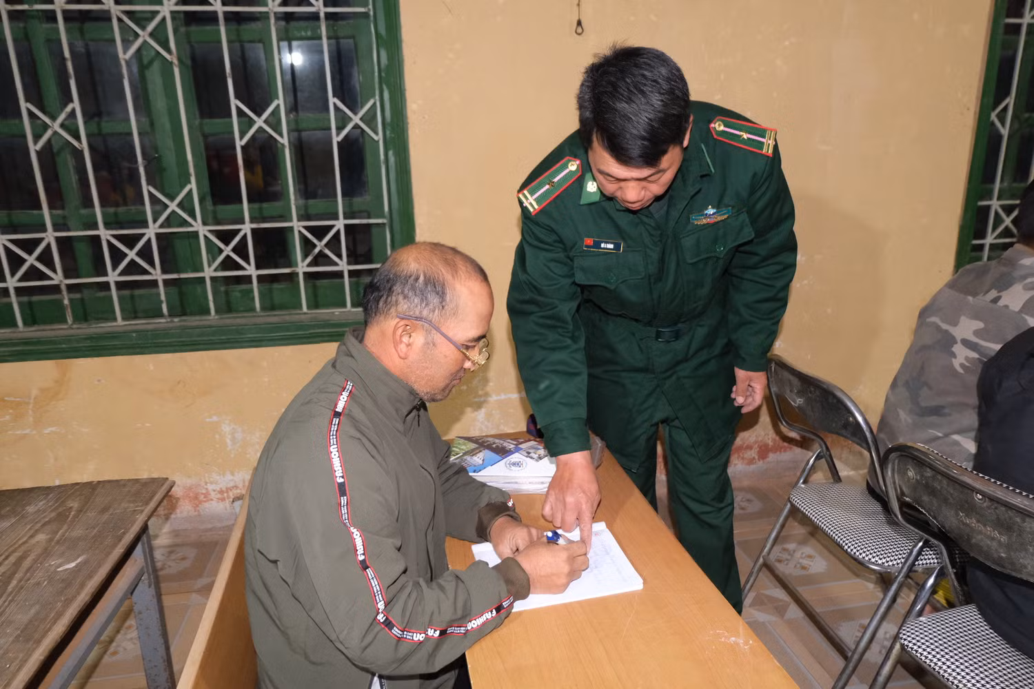 Thầy giáo Hờ A Thành chỉ bài cho học viên Sùng A Tủa. Ảnh: LC