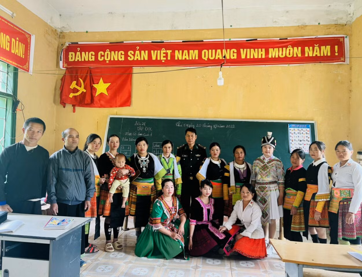 Các học viên của lớp học xóa mù chữ của thầu giáp Hờ A Thành. Ảnh: LC