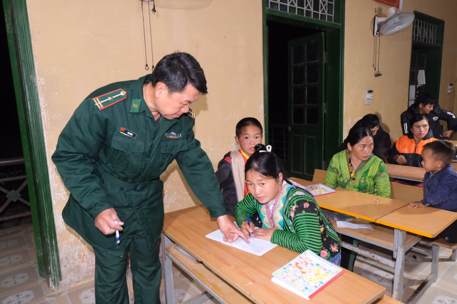 Biết được cái chữ, cuộc đời các học viên sẽ bước sang một trang mới. Ảnh: LC