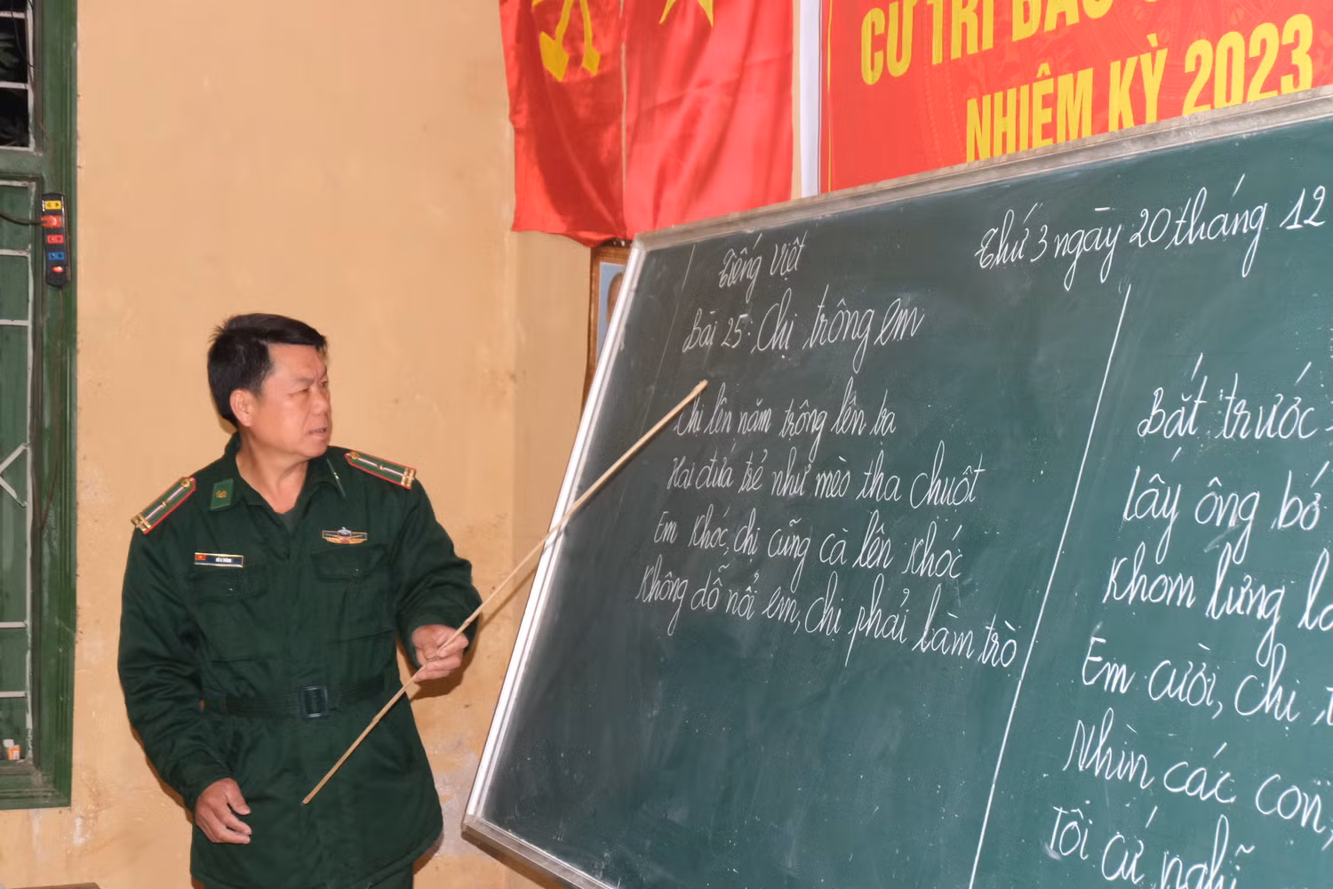 Những bài học đơn giản, những tấm gương bình dị được Thiếu tá Hờ A Thành truyền tải một cách sáng tạo đến với học viên. Ảnh: LC