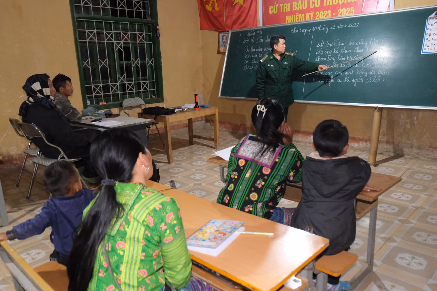Dù là ngày mùa, biên giới lạnh lẽo nhưng học viên lớp xóa mù vẫn đến đông đủ. Ảnh: LC
