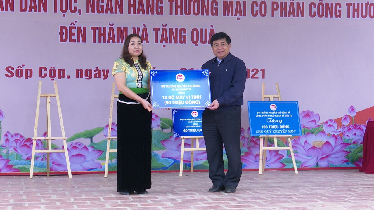 Bà Lò Thị Hạnh - Trưởng phòng Giáo dục và Đào tạo huyện Sốp Cộp trong một buổi nhận tài trợ của các nhà từ thiện. Ảnh: LH Bà Lò Thị Hạnh - Trưởng phòng Giáo dục và Đào tạo huyện Sốp Cộp trong một buổi nhận tài trợ của các nhà từ thiện. Ảnh: LH