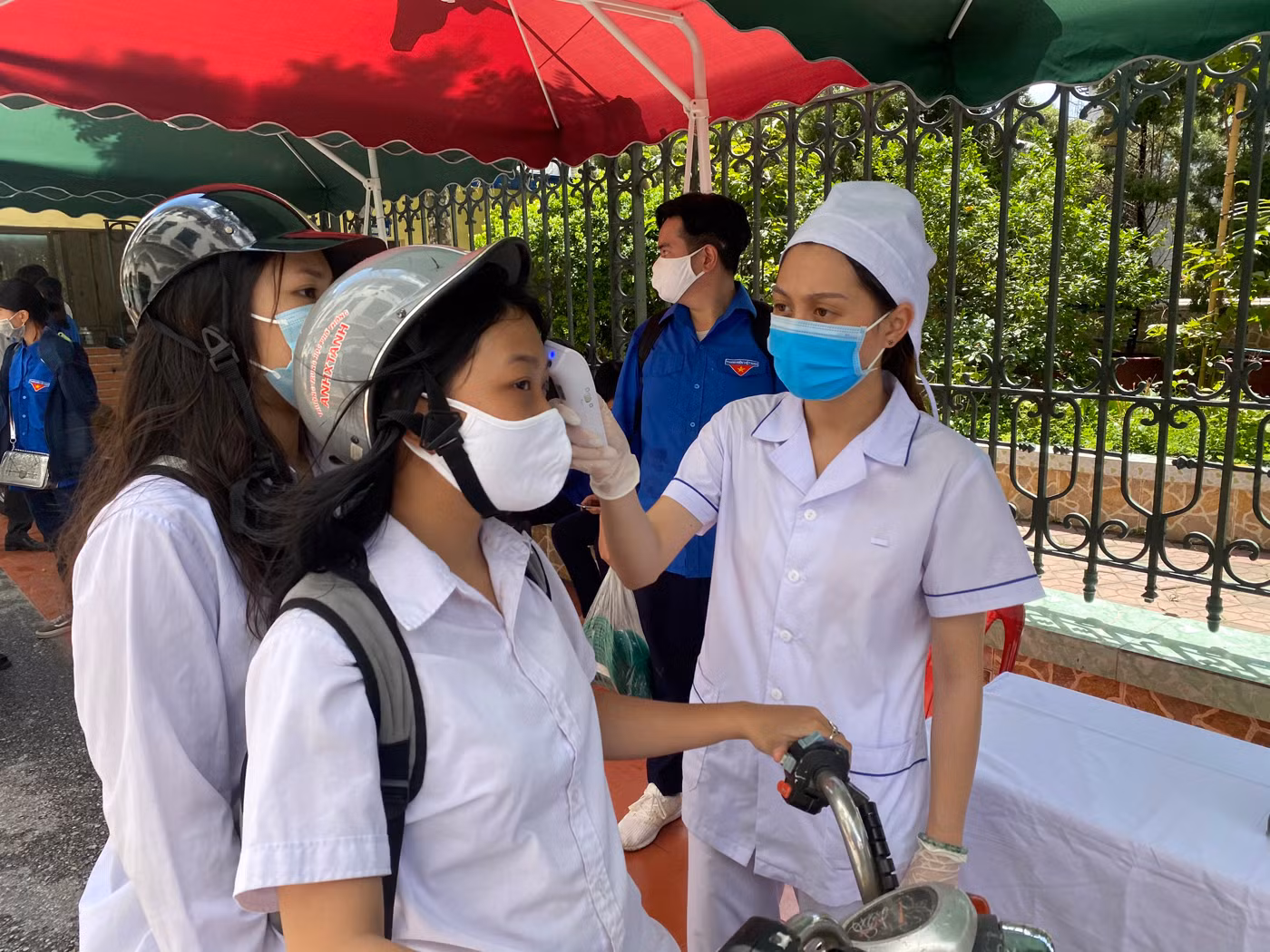 Các thí sinh được đo thân nhiệt trước khi vào phòng làm thủ tục, nghe phổ biến quy chế thi (Ảnh: Lã Tiến) Các thí sinh được đo thân nhiệt trước khi vào phòng làm thủ tục, nghe phổ biến quy chế thi (Ảnh: Lã Tiến)