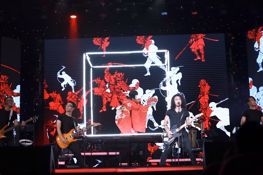 Rocker Phạm Anh Khoa và nhóm PAK với ca khúc Chờ người nơi ấy theo phong cách rock