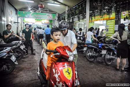 Đối với tất cả những ai yêu ăn uống, hay đói vặt và ghét những bãi đỗ xe "hầm bà lằng", Việt Nam và những chiếc xe máy nhỏ xinh len lỏi giữa phố phường sẽ là nơi “đất lành chim đậu”.
