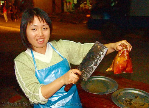Cô gái "đao phủ" và chiếc đầu lợn.