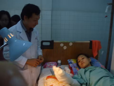 Chạy đua trắng đêm nối bàn tay bị cướp chém đứt lìa