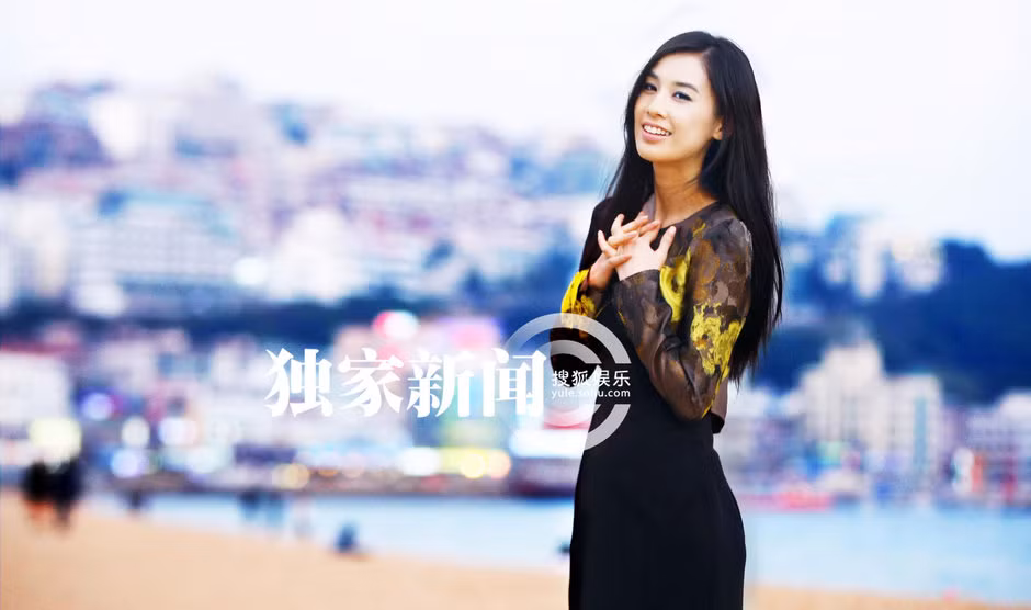 Cô cũng là 1 trong số ít sao trẻ Hoa ngữ sớm có thành công trên trường quốc tế Cô cũng là 1 trong số ít sao trẻ Hoa ngữ sớm có thành công trên trường quốc tế