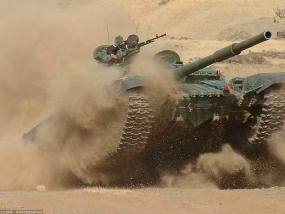 Xe tăng T-72 Ấn Độ diễn tập