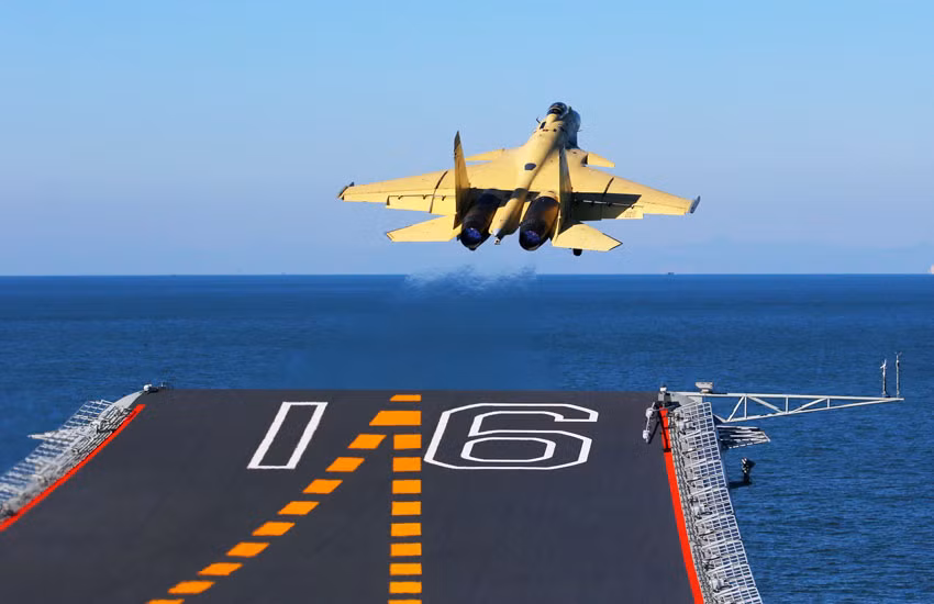 J-15 cất cánh thử trên tàu sân bay Liêu Ninh