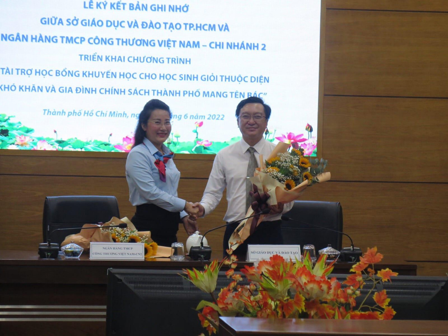 Phó Giám đốc Sở Giáo dục TP.HCM Nguyễn Bảo Quốc và lãnh đạo Vietinbank ký kết biên bản ghi nhớ tài trợ học bổng (ảnh: P.L)