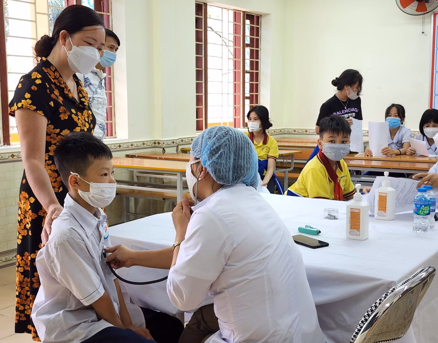 Học sinh được khám sàng lọc, tư vấn các triệu chứng sau khi tiêm vaccine (Ảnh: Phạm Linh) Học sinh được khám sàng lọc, tư vấn các triệu chứng sau khi tiêm vaccine (Ảnh: Phạm Linh)
