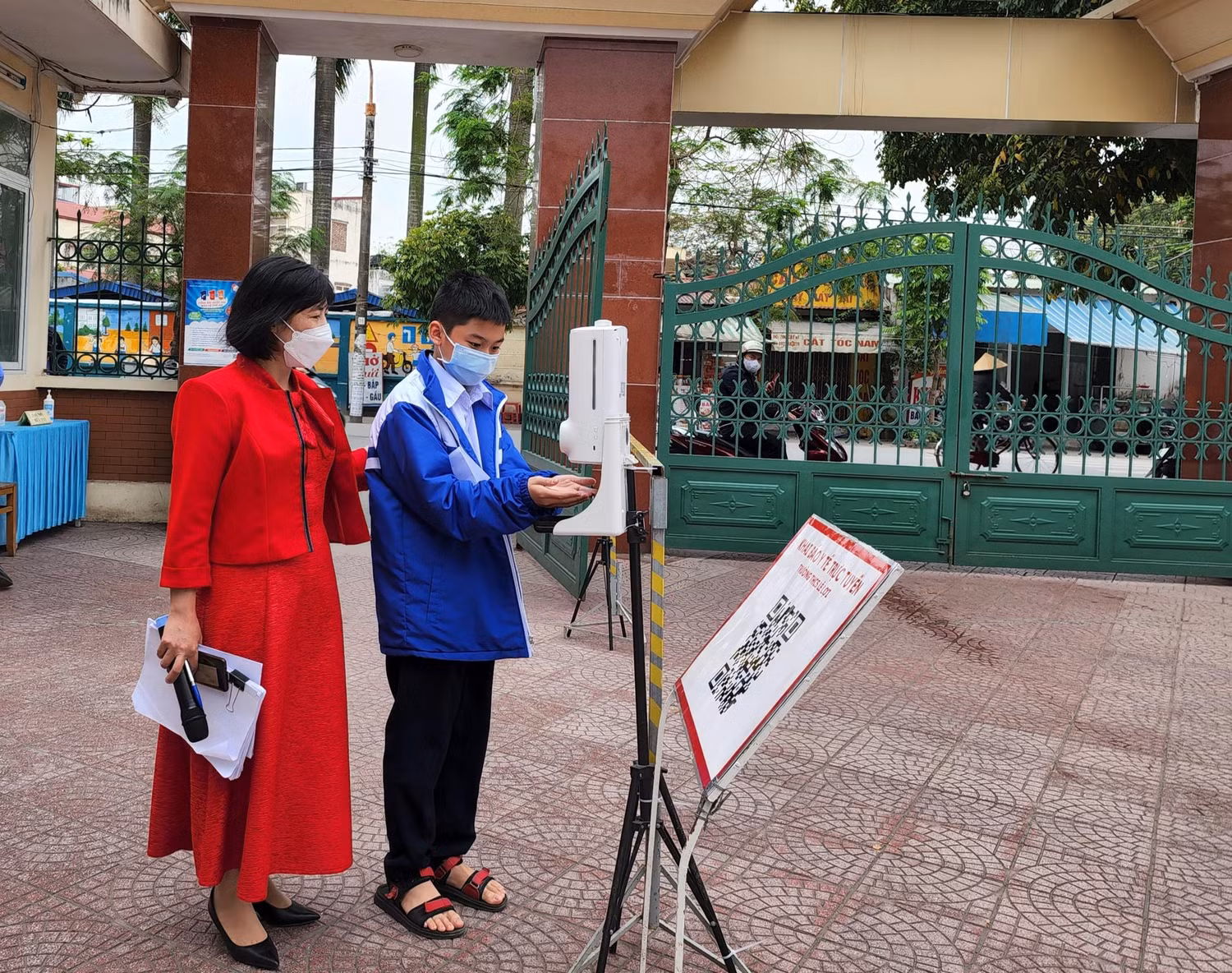 Tại Trường Trung học cơ sở Lê Lợi, giáo viên sẽ đón học sinh từ cổng trường và hướng dẫn các em tập trung tại lớp học (Ảnh: Phạm Linh) Tại Trường Trung học cơ sở Lê Lợi, giáo viên sẽ đón học sinh từ cổng trường và hướng dẫn các em tập trung tại lớp học (Ảnh: Phạm Linh)