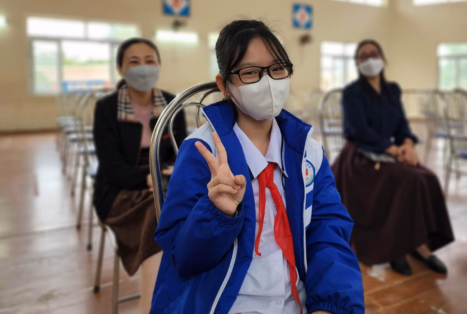 Ngô Thảo Phương học sinh lớp 6D1, Trường Trung học cơ sở Lê Lợi chia sẻ cảm xúc khi nằm trong nhóm học sinh đầu tiên tiêm vaccine phòng Covid-19: “Trước đó, thầy cô và bố mẹ cũng động viên em coi đây như một lần tiêm chủng bình thường như lúc còn bé nhưng em lúc ngồi chờ tại lớp em cũng hơi sợ chút. Ngược lại khi tiêm xong em thấy không đau cũng không sợ như mình tưởng tượng. Em cũng tự hào vì tiêm vaccine không chỉ để bảo vệ bản thân mà còn góp phần bảo vệ cộng đồng nữa” (Ảnh: Phạm Linh) Ngô Thảo Phương học sinh lớp 6D1, Trường Trung học cơ sở Lê Lợi chia sẻ cảm xúc khi nằm trong nhóm học sinh đầu tiên tiêm vaccine phòng Covid-19: “Trước đó, thầy cô và bố mẹ cũng động viên em coi đây như một lần tiêm chủng bình thường như lúc còn bé nhưng em lúc ngồi chờ tại lớp em cũng hơi sợ chút. Ngược lại khi tiêm xong em thấy không đau cũng không sợ như mình tưởng tượng. Em cũng tự hào vì tiêm vaccine không chỉ để bảo vệ bản thân mà còn góp phần bảo vệ cộng đồng nữa” (Ảnh: Phạm Linh)