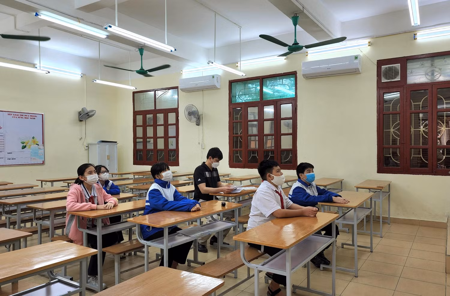 Mỗi lớp sẽ có 3 giáo viên và 3 học sinh phụ trách theo dõi, chăm sóc sức khoẻ cho học sinh (Ảnh: Phạm Linh) Mỗi lớp sẽ có 3 giáo viên và 3 học sinh phụ trách theo dõi, chăm sóc sức khoẻ cho học sinh (Ảnh: Phạm Linh)