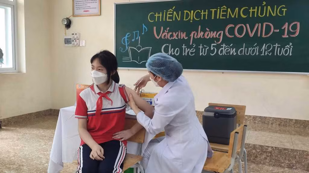 200 học sinh khối 6 Trường Trung học cơ sở Trần Quốc Toản được tiêm chủng ngay sau Lễ phát động (Ảnh: CTV)