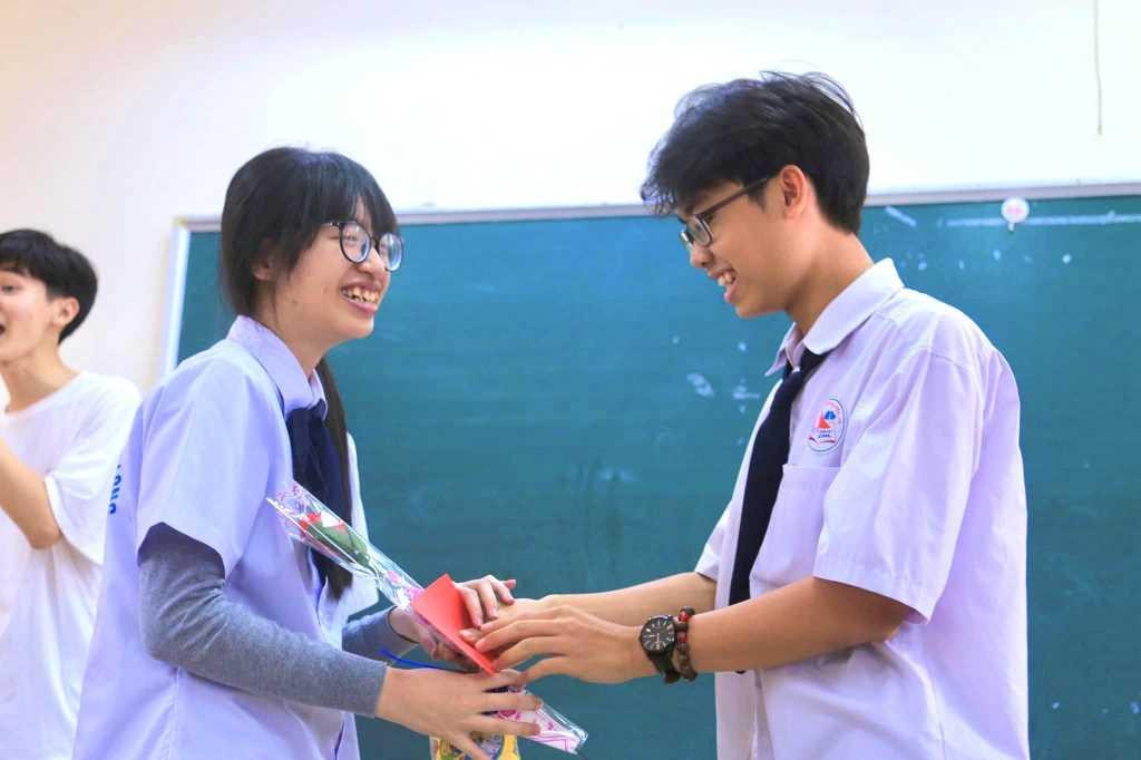 Em Lê Thuỳ Mai Anh (bên trái), học sinh Trường Trung học phổ thông Chuyên Hạ Long sẽ đại diện cho Việt Nam tham dự Olympic châu Âu năm 2022 (Ảnh: CTV)