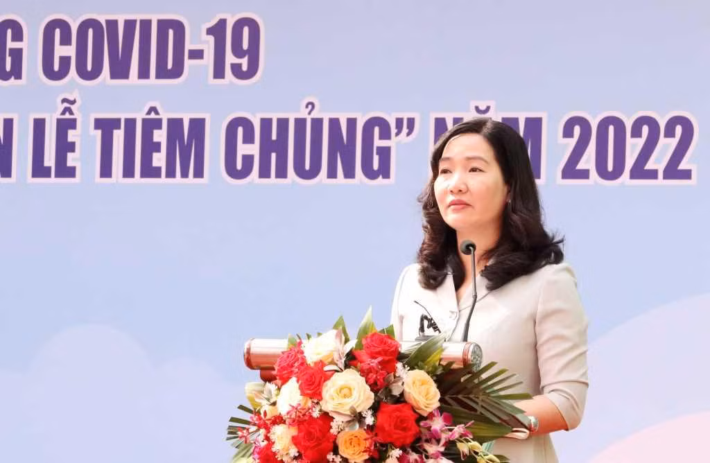 Bà Nguyễn Thị Hạnh - Phó chủ tịch Uỷ ban nhân dân tỉnh Quảng Ninh nhấn mạnh phương châm của chiến dịch tiêm chủng đặc biệt là "Tiêm đến đâu, an toàn đến đó" (Ảnh: CTV)