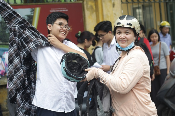 Vẻ mặt rạng rỡ trái ngược hẳn với môn thi Toán chiều ngày 2/6/2019 (Ảnh: Vũ Ninh)