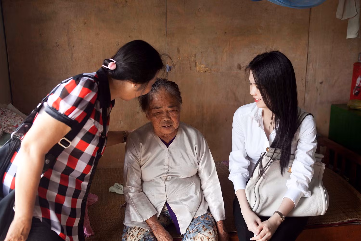 Ngọc Trinh giản dị làm từ thiện sau khi đăng quang Hoa hậu người Việt hoàn cầu.