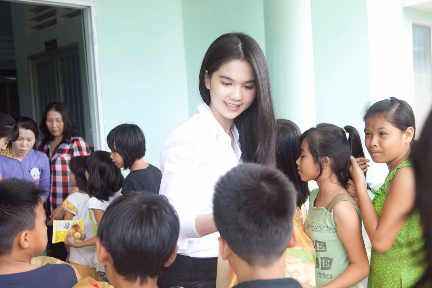 Các em nhỏ được Ngọc Trinh trao quà trung thu.