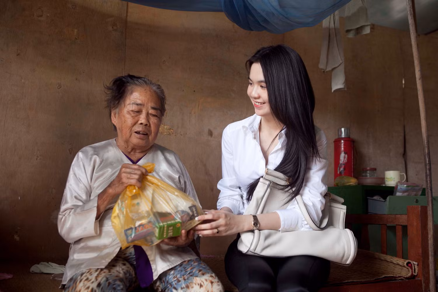 Cô chọn địa điểm từ thiện đầu tiên của mình sau đăng quang ở Trà Vinh.
