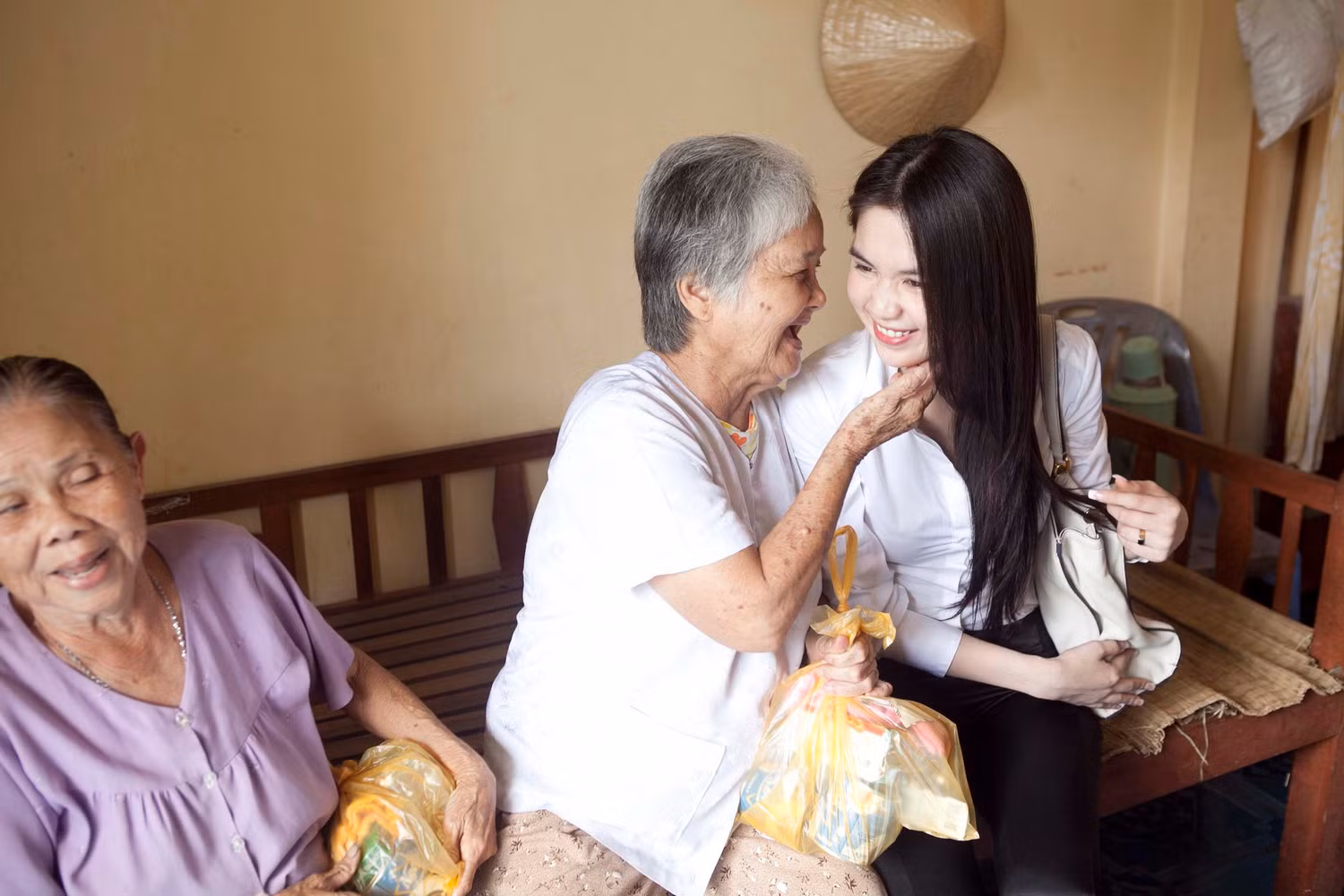 Một cử chỉ yêu thương mà một cụ bà dành cho Ngọc Trinh