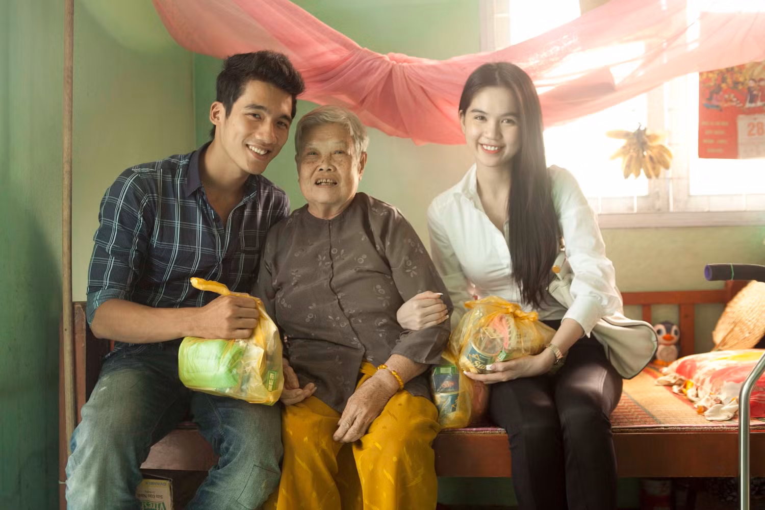Ngọc Trinh làm từ thiện tại Trung tâm bảo trợ xã hội giành cho cụ già neo đơn và trẻ em khó khăn.