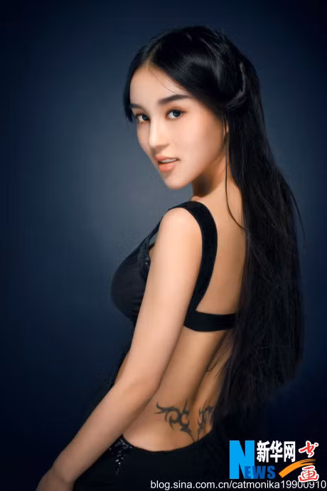 Cái cười rất nhẹ, vừa đủ để lộ ra hàm răng trắng ngọc ngà. Tấm lưng ong gây ấn tượng với hình xăm. Xem thêm: "Cơn sốt" thiên sứ 9X: có vượt mặt Jang Na Ra?