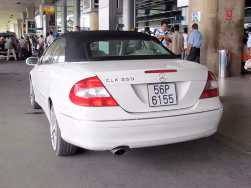 Mercedes CLK350 - chiếc mui trần 2 cửa 4 chỗ sơn màu trắng. Xe mang biển Sài Gòn. Mercedes CLK350 - chiếc mui trần 2 cửa 4 chỗ sơn màu trắng. Xe mang biển Sài Gòn.