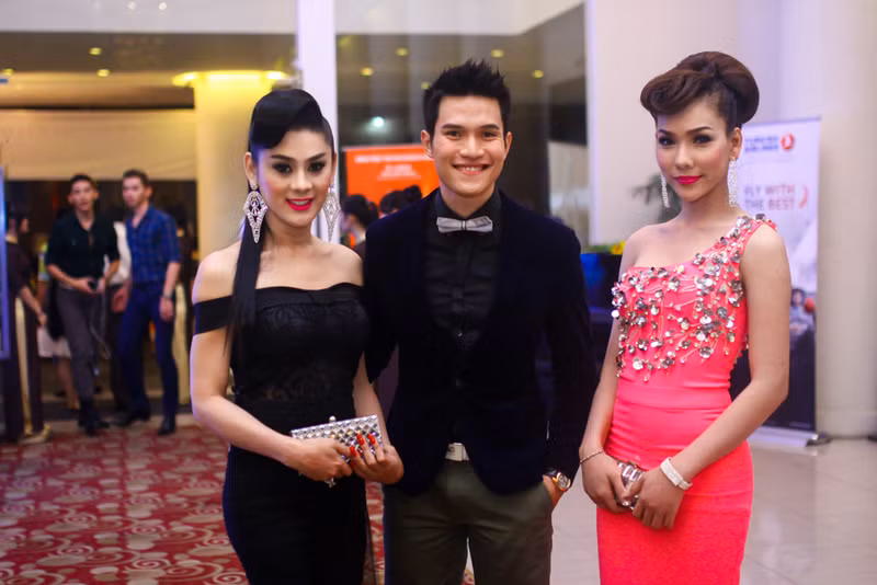 Lâm Chi Khanh đi cùng diễn viên Minh Anh và một người đẹp.