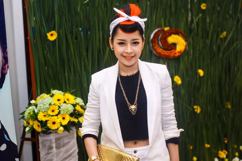 Sau khi chia tay Cường Seven, Chi Pu thường xuất hiện cùng tomboy Gil Lê trong nhiều hoạt động cũng như các sự kiện lớn nhỏ, bỏ ngoài tai tin đồn đồng tính.