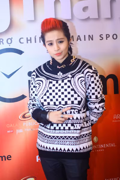 Gil Lê và Chi Pu thường chọn tông màu giống nhau cho trang phục, cũng như phong cách trang điểm. Điều đó khó tránh khỏi việc bị xì xầm bàn tán về việc cặp bồ.