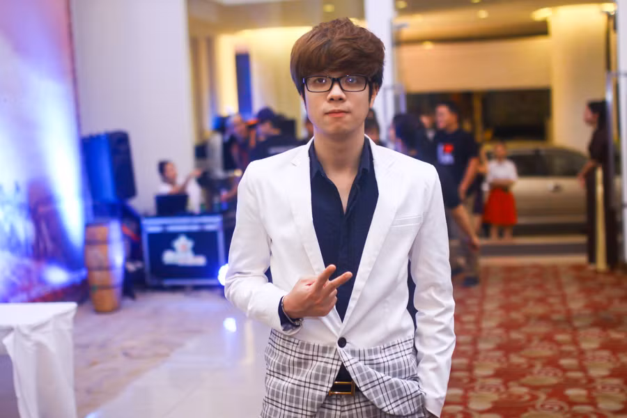Ca sĩ Bùi Anh Tuấn lịch lãm với vest trắng.