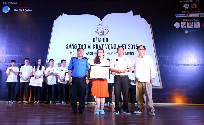 Ông Nguyễn Phi Long và Jevan Tan trao giải Nhất cuộc thi hùng biện "Cuốn sách hay sẽ thay đổi đời người" cho đội Niềm tin. Ông Nguyễn Phi Long và Jevan Tan trao giải Nhất cuộc thi hùng biện "Cuốn sách hay sẽ thay đổi đời người" cho đội Niềm tin.