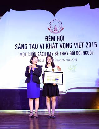 Bạn Lưu Thị Sen may mắn trúng thưởng chiếc iPad khi dự đoán chính xác đội đạt giải Nhất cuộc thi hùng biện. Bạn Lưu Thị Sen may mắn trúng thưởng chiếc iPad khi dự đoán chính xác đội đạt giải Nhất cuộc thi hùng biện.