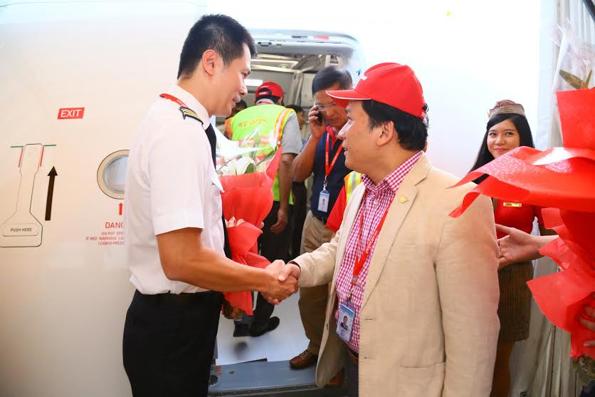 Ông Đinh Việt Phương - Phó Tổng Giám đốc Vietjet (dội mũ đỏ bên phái hình) chúc mừng phi hành đoàn