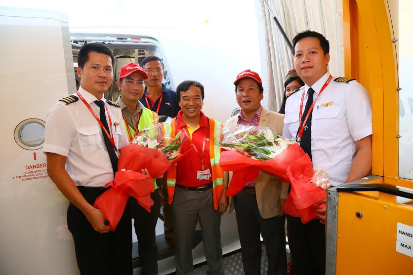 Chụp ảnh lưu niệm với phi hành đoàn