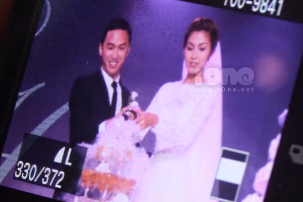 Chú rể Louis Nguyễn và cô dâu Tăng Thanh Hà đang rót rượu cưới. Ảnh. Ione.