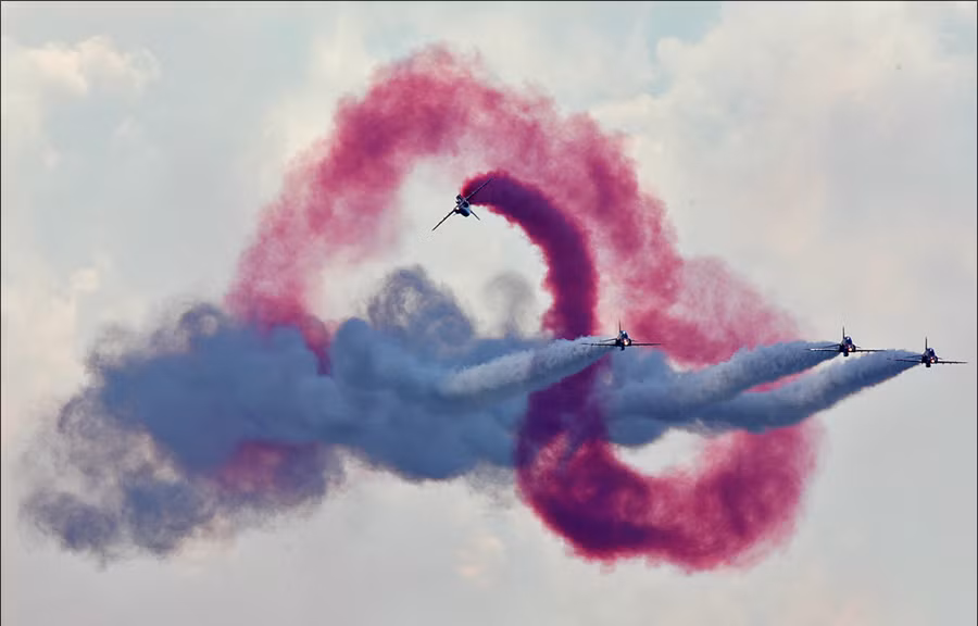 Đội nhào lộn trên không Red Arrows của Anh với màn trình diễn phức tạp.