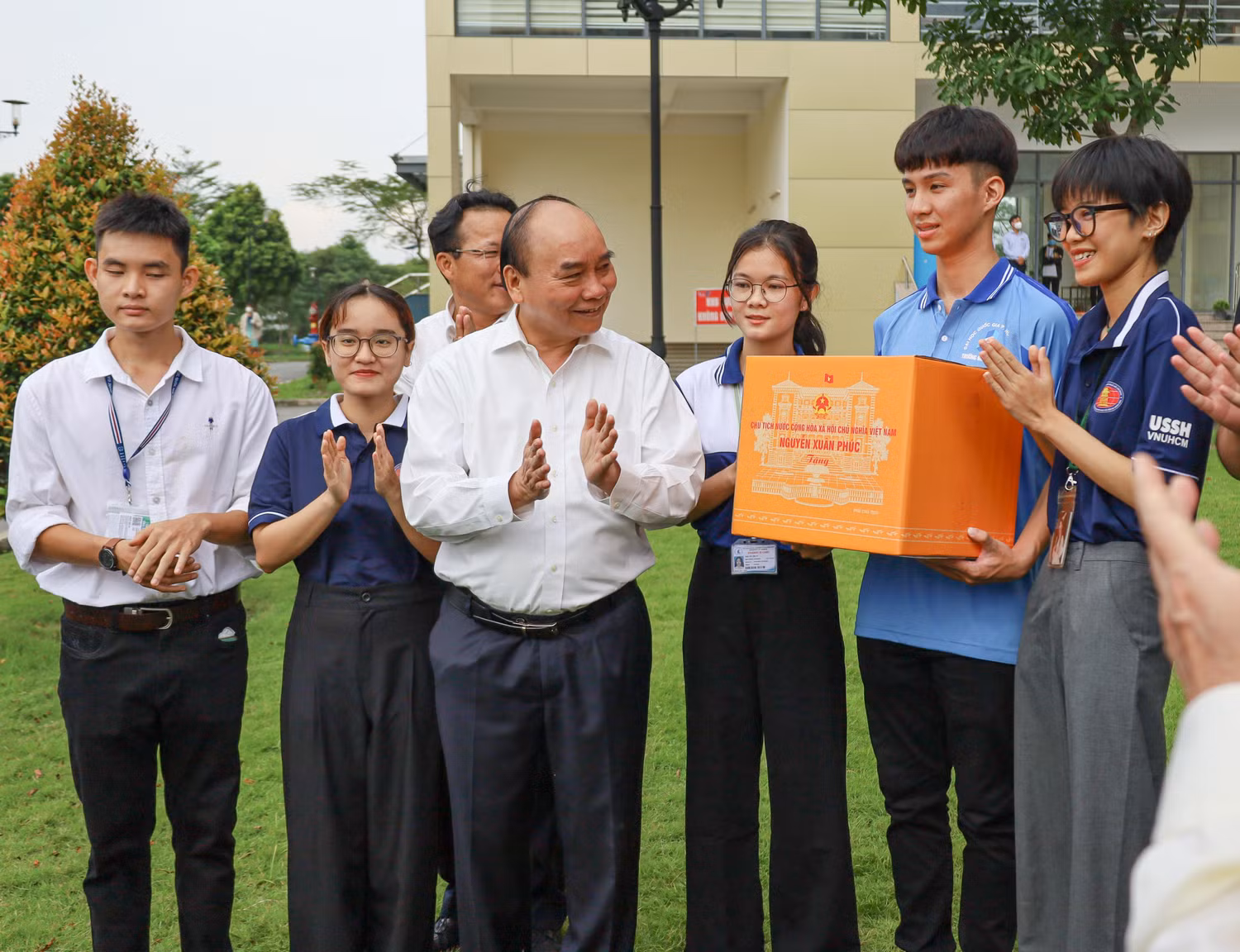 Sáng sớm, Chủ tịch nước Nguyễn Xuân Phúc đã đến thăm và tặng quà cho sinh viên ở Ký túc xá Đại học Quốc gia Thành phố Hồ Chí Minh (ảnh: M.Quang)