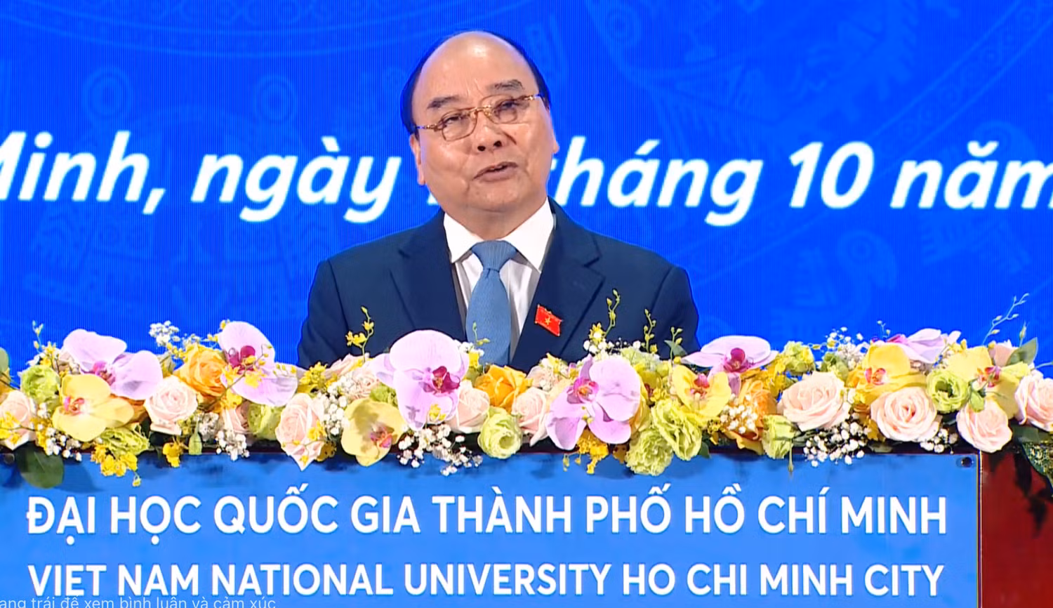 Chủ tịch nước Nguyễn Xuân Phúc làm diễn giả tại lễ khai giảng khoá 2022 của Đại học Quốc gia Thành phố Hồ Chí Minh (ảnh: L.P)