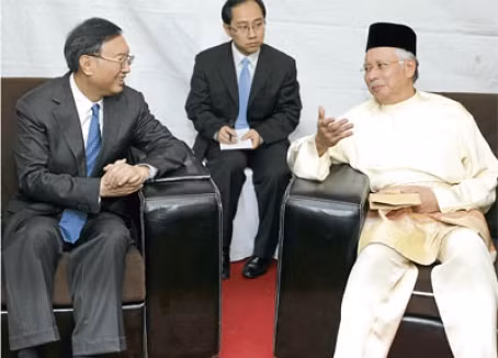 Thủ tướng Malaysia (phải) hội kiến với Ngoại trưởng Trung Quốc Dương Khiết Trì (trái) hôm 12/8. Thủ tướng Malaysia (phải) hội kiến với Ngoại trưởng Trung Quốc Dương Khiết Trì (trái) hôm 12/8.