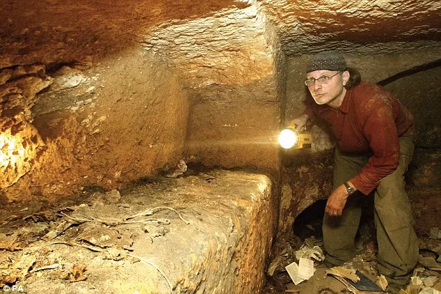 Nhà làm phim Simcha Jacobovici kiểm tra một phần khu mộ trong năm 2007
