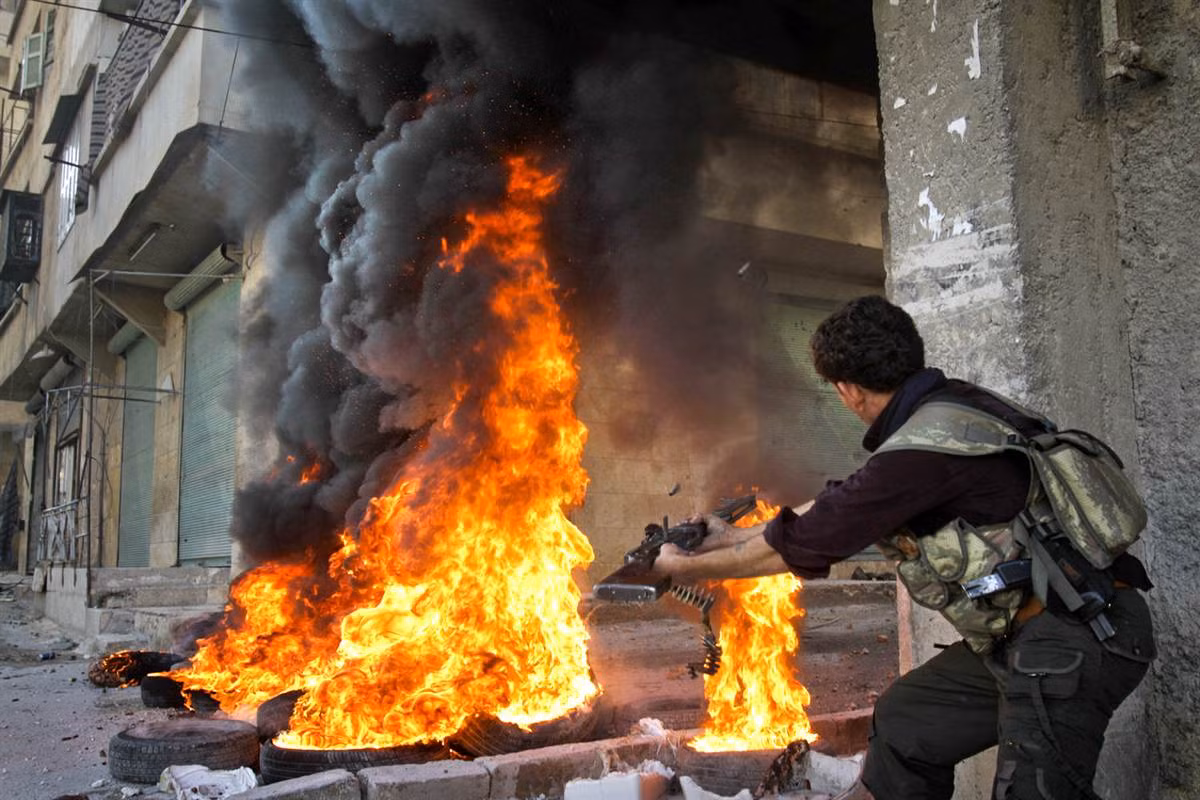 Một tay súng nổi dậy Syria đang nổ súng chống lại quân chính phủ trong một trận giao tranh tại thành phố Aleppo ngày 13/11 đã giết chết 41 người, trong đó chủ yếu là dân thường. Một tay súng nổi dậy Syria đang nổ súng chống lại quân chính phủ trong một trận giao tranh tại thành phố Aleppo ngày 13/11 đã giết chết 41 người, trong đó chủ yếu là dân thường.