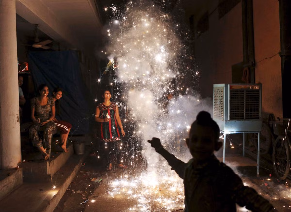 Một gia đình Ấn Độ vui vẻ đốt pháo hoa trong ngày lễ Diwali ở Ne Delhi hôm 13/11. Một gia đình Ấn Độ vui vẻ đốt pháo hoa trong ngày lễ Diwali ở Ne Delhi hôm 13/11.
