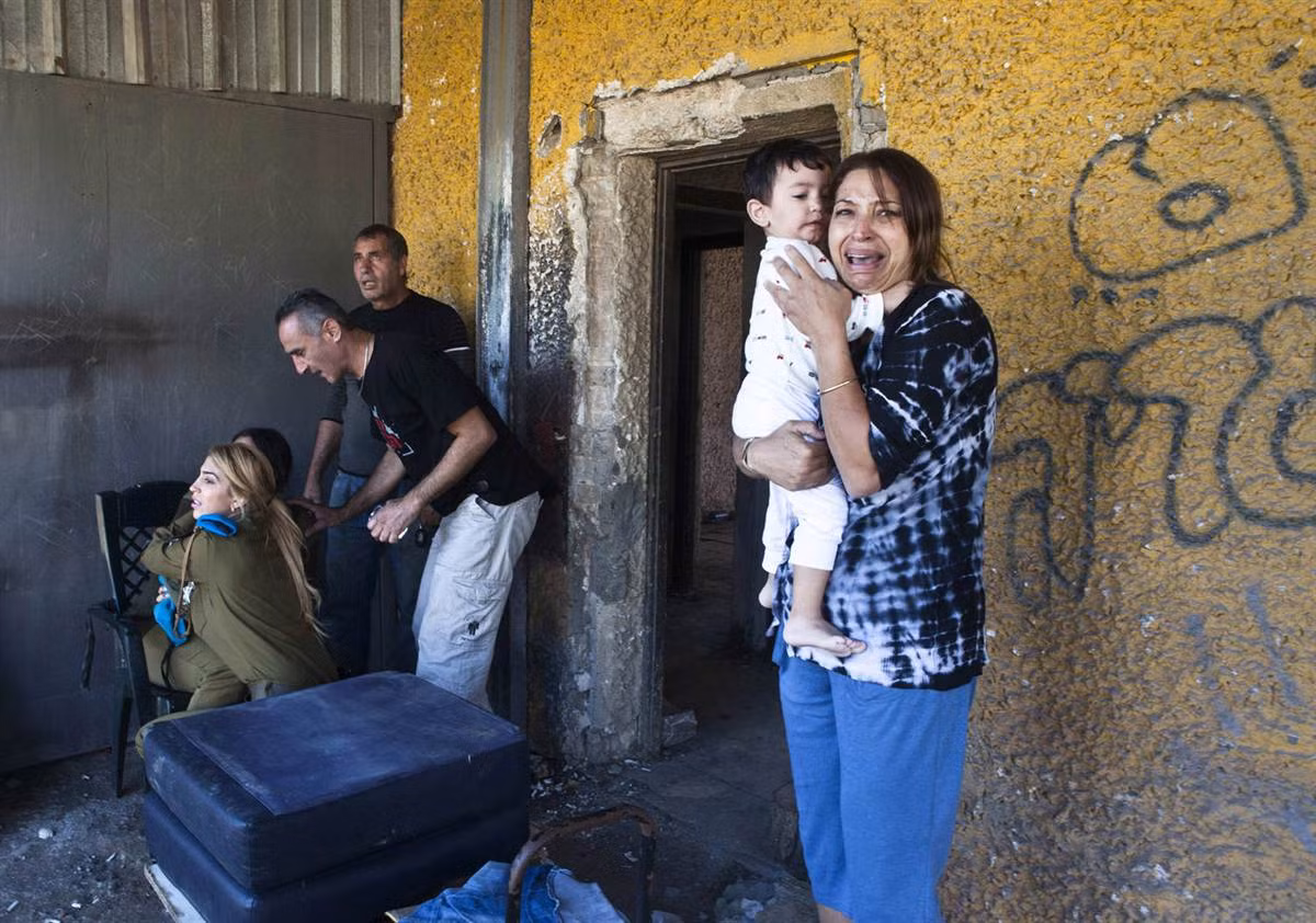 Những người Israel sợ hãi khi tên lửa của Hamas bắn phá thị trấn Kiryat Malachi của họ hôm 15/11. Những người Israel sợ hãi khi tên lửa của Hamas bắn phá thị trấn Kiryat Malachi của họ hôm 15/11.